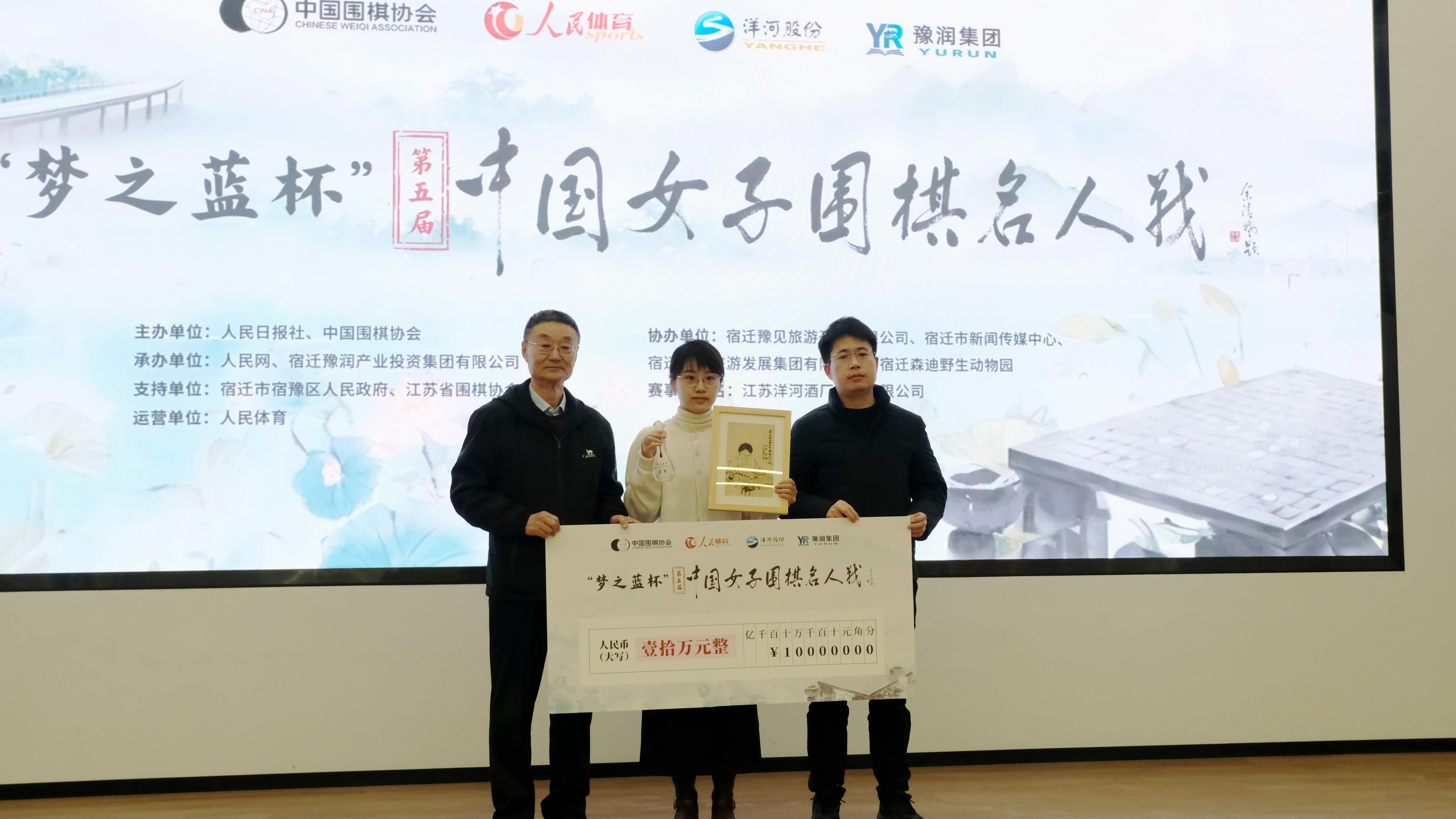 於之莹(中)在授奖典礼。支配方供图